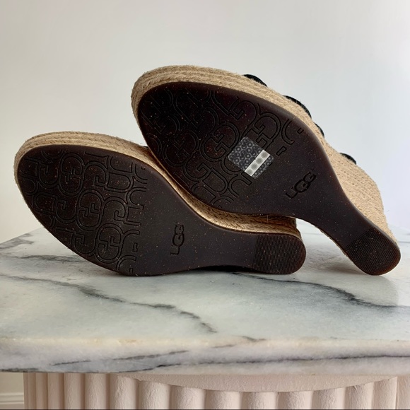 NWT UGG Australia strappy espadrille wedge sandals in black suede, with shoe box - Picture 5 of 7